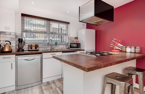 Kemptown House | Fab city centre pad within the busy and vibrant Kemp Town area of Brighton with sea views.