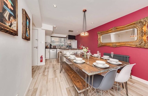 Kemptown House | Fab city centre pad within the busy and vibrant Kemp Town area of Brighton with sea views.