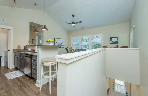 Five Points House | Fab NY Style Townhome 5 min to downtown Asheville 1 car garage!Ski Hike Bike!