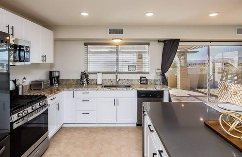 Lake Havasu City House | Fab Palm Paradise Heated Pool & Spa + Views