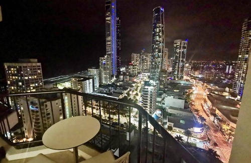 Surfers Paradise Hotel | Fab studio in heart of Surfers Paradise! FREE WIFI and FREE PARKING!