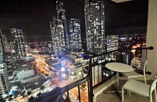 Surfers Paradise Hotel | Fab studio in heart of Surfers Paradise! FREE WIFI and FREE PARKING!