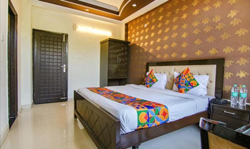Dehradun Hotel | FabHotel CP Palace Race Course