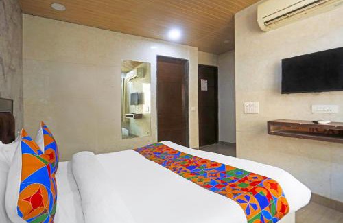 Kalkaji Hotel | FabHotel Gera's - Nehru Place Market