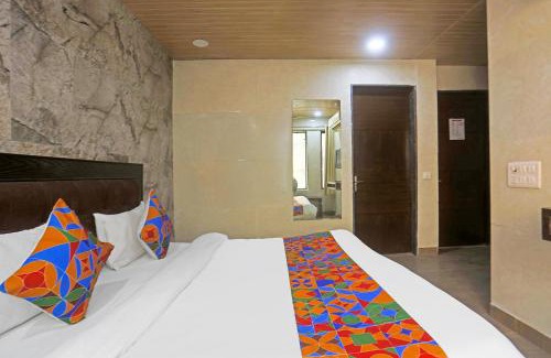 Kalkaji Hotel | FabHotel Gera's - Nehru Place Market