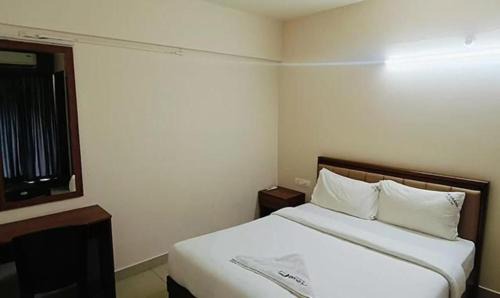 Kaloor Apartment | FabHotel JK Grand