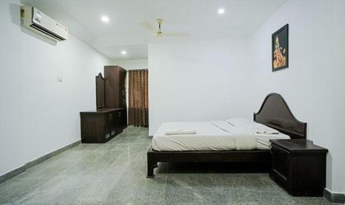 Kochi Hotel | FabHotel Lime Light