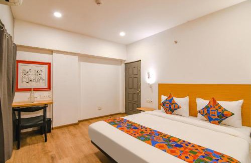 Ballygunge Hotel | FabHotel Sayeeda International - 600m from Park Circus 7 Point