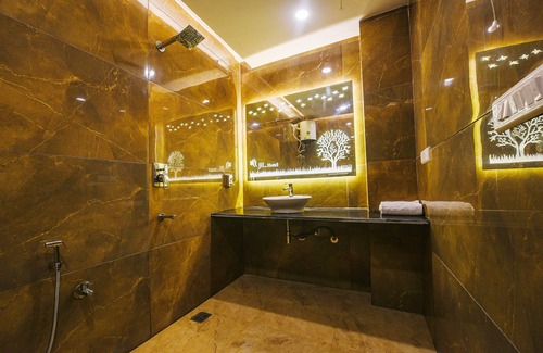 Delhi Hotel | Fabhotel Shree Jii Luxury