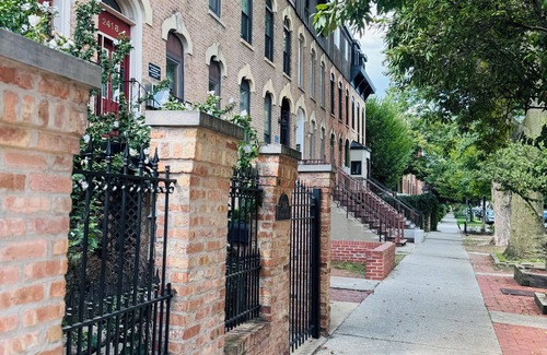 Sheffield and DePaul Apartment | Fabulous 2-bedroom apartment with AC in Chicago