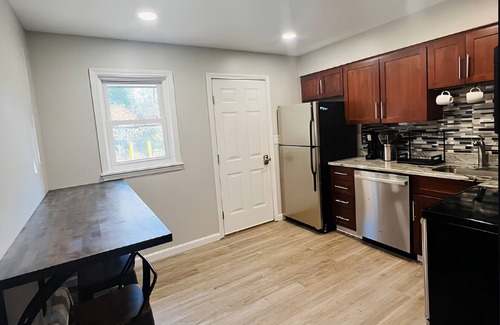 Lebanon Condo | Fabulous 2-bedroom condo with back deck in charming Lebanon