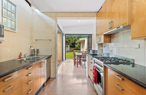 East Fremantle House | Fabulous 2BR close to the heart of East Fremantle - walk to the river