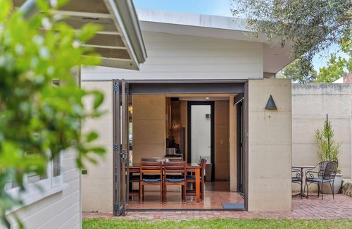 East Fremantle House | Fabulous 2BR close to the heart of East Fremantle - walk to the river