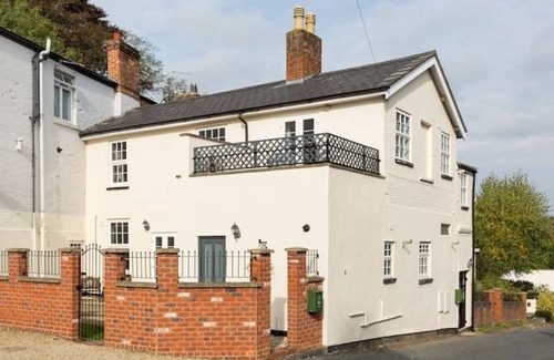 Little Malvern Apartment | Fabulous 3 Bed Apartment with Private Courtyard