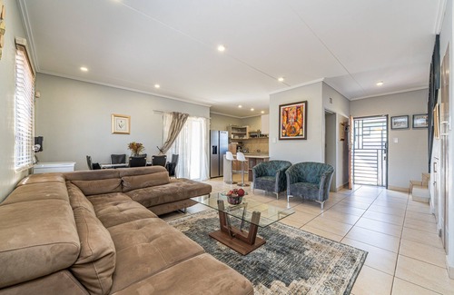 Greater Johannesburg Metropolitan Area House | Fabulous 3-bedroom house with an Office & Wifi 200 Mbps in Johannesburg, Gauteng
