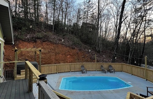 Gatlinburg - Pigeon Forge Cottage | Fabulous 3Bed 3 bath Cottage Pool Hot tub Games