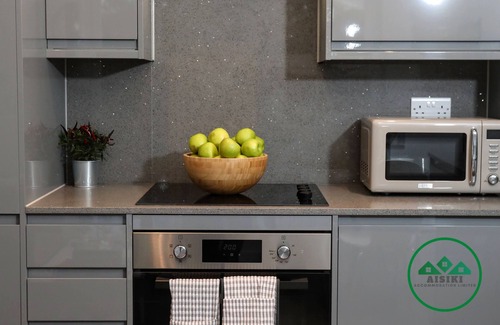 North Finchley Apartment | Fabulous 3Bedroom/2Bathroom Ground Floor Flat with Garden and Free WiFi