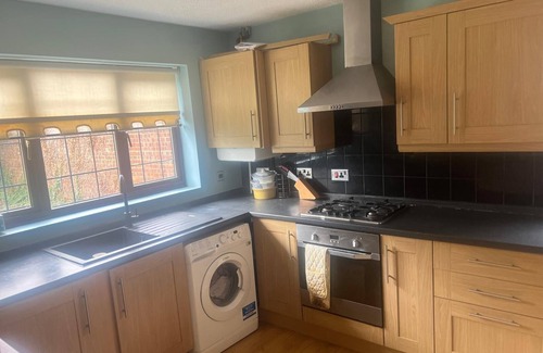 East Wickham House | Fabulous 4-bedroom house in Welling, fully detached, for a perfect getaway