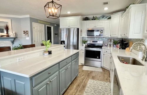 Mid America House | Fabulous 4-bedroom lake house with pool and boat dock in Hot Springs