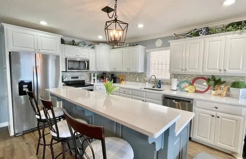 Mid America House | Fabulous 4-bedroom lake house with pool and boat dock in Hot Springs