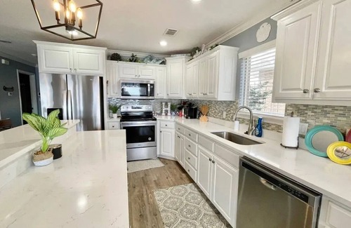 Mid America House | Fabulous 4-bedroom lake house with pool and boat dock in Hot Springs