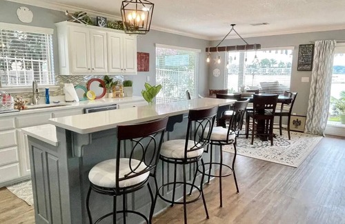 Mid America House | Fabulous 4-bedroom lake house with pool and boat dock in Hot Springs