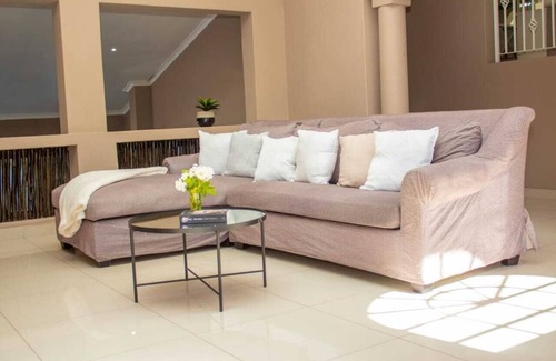 Hout Bay Villa | Fabulous 5-bedroom Beach House Stunning Views with WiFi in Hout Bay Cape Town