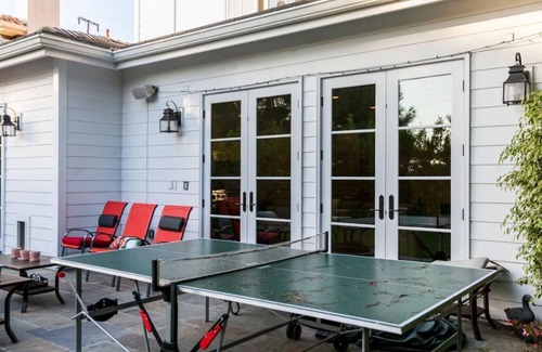 Palms House | Fabulous 5-bedroom home in Prime West Los Angeles Neighborhood