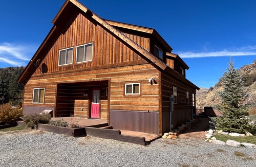 Almont House | Fabulous 5 BR Vacation Home on the Taylor River