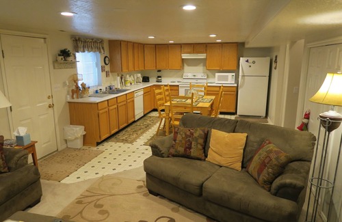 Sandy House | Fabulous 7 bedroom 3 level home at the Wasatch Mtns. in Sandy Utah