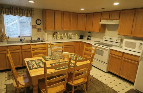 Sandy House | Fabulous 7 bedroom 3 level home at the Wasatch Mtns. in Sandy Utah