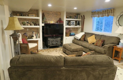 Sandy House | Fabulous 7 bedroom 3 level home at the Wasatch Mtns. in Sandy Utah
