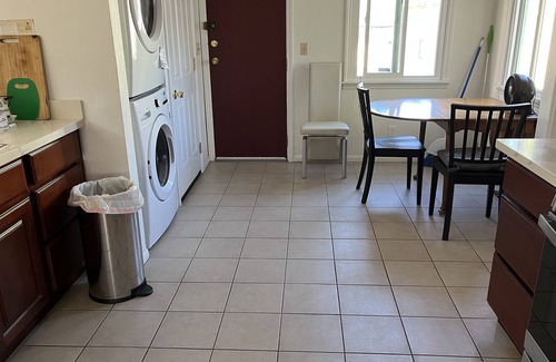 Laurel House | Fabulous and easy commute for group 6br4ba 3Houses w free parking =1price