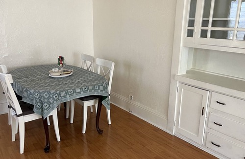 Laurel House | Fabulous and easy commute for group 6br4ba 3Houses w free parking =1price
