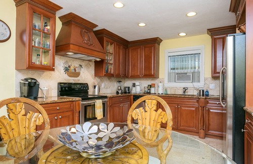River Oaks Villa | Fabulous Beach Paradise ~ A Floral Oasis Near Beaches And Downtown