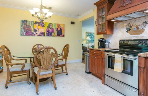 River Oaks Villa | Fabulous Beach Paradise ~ A Floral Oasis Near Beaches And Downtown