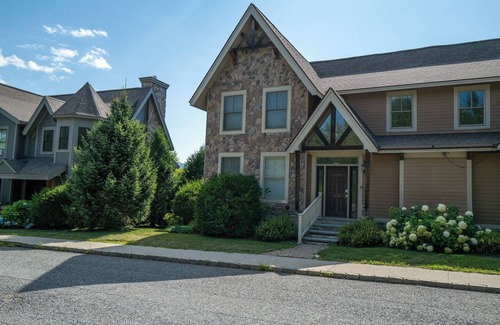 West Dover Condo | Fabulous, Beautifully Appointed Luxury 5 Bedroom Ski-Home Steps from Mount Snow