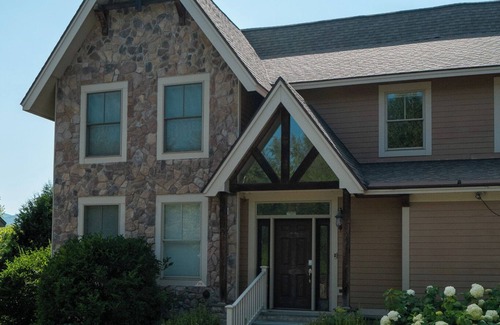West Dover Condo | Fabulous, Beautifully Appointed Luxury 5 Bedroom Ski-Home Steps from Mount Snow