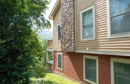 West Dover Condo | Fabulous, Beautifully Appointed Luxury 5 Bedroom Ski-Home Steps from Mount Snow