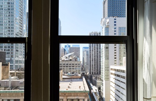Downtown Chicago Apartment | Fabulous Corner 2 Bedroom in the Loop | Roof Deck