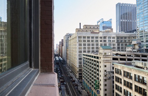 Downtown Chicago Apartment | Fabulous Corner 2 Bedroom in the Loop | Roof Deck