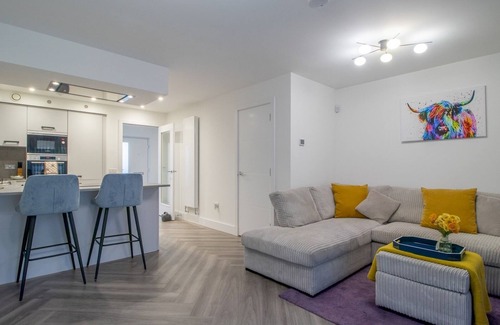 Glasgow House | Fabulous Festival Park Home Private Parking/Garden | Pass the Keys