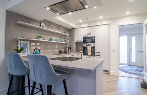 Glasgow House | Fabulous Festival Park Home Private Parking/Garden | Pass the Keys