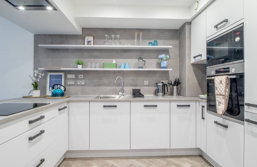 Glasgow House | Fabulous Festival Park Home Private Parking/Garden | Pass the Keys