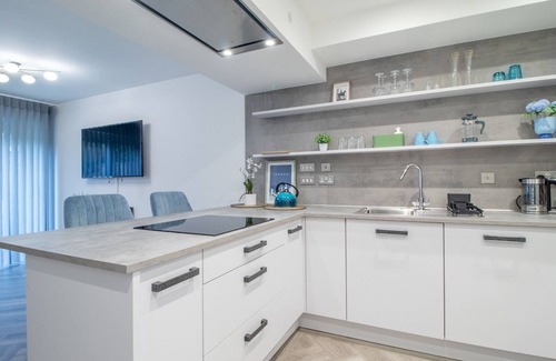 Glasgow House | Fabulous Festival Park Home Private Parking/Garden | Pass the Keys