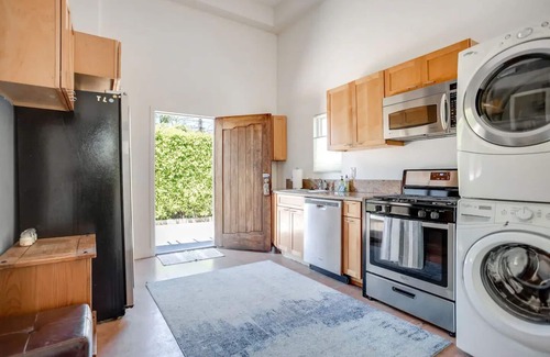 Westchester Apartment | Fabulous for families & business 5/3 + 1/1 studionn