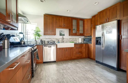 Westchester Apartment | Fabulous for families & business 5/3 + 1/1 studionn