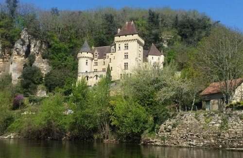 Saint-Amand-de-Belves Apartment | Fabulous 1 bedroom ground floor apartment with own entrance. 3km from Belves.