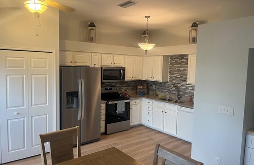 Fountain Lakes House | Fabulous home w/new pool & spa. Minutes to golf, shop, dine, and fun-in-sun.