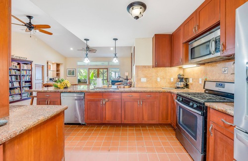 Holualoa House | Fabulous island escape on coffee farm with hot tub, furnished deck & ocean views